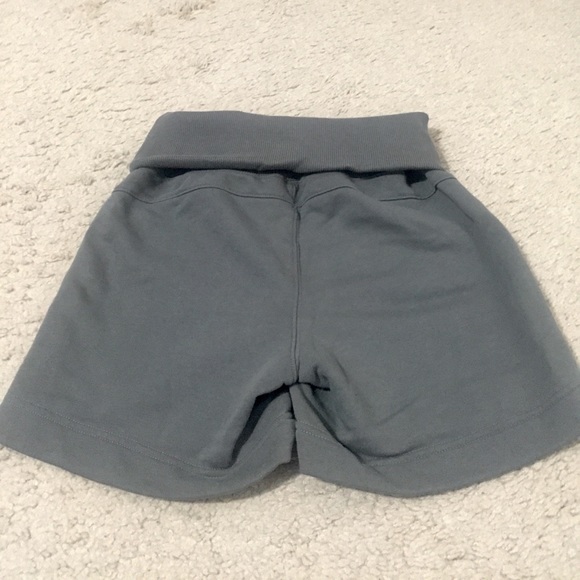gray roll-down Puma shorts - Picture 4 of 7